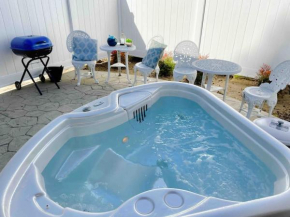 White Feather Suite Hot Tub Private Sleeps 2